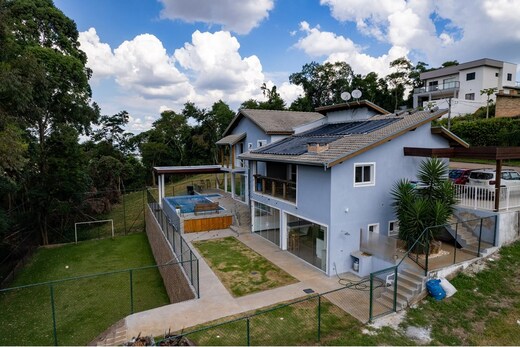 Casa em Colinas de Inhandjara