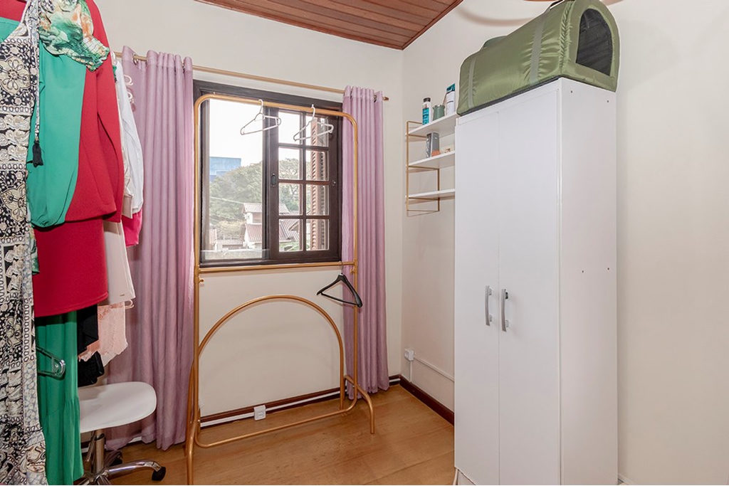 Casa para venda no bairro Passo da Areia em Porto Alegre