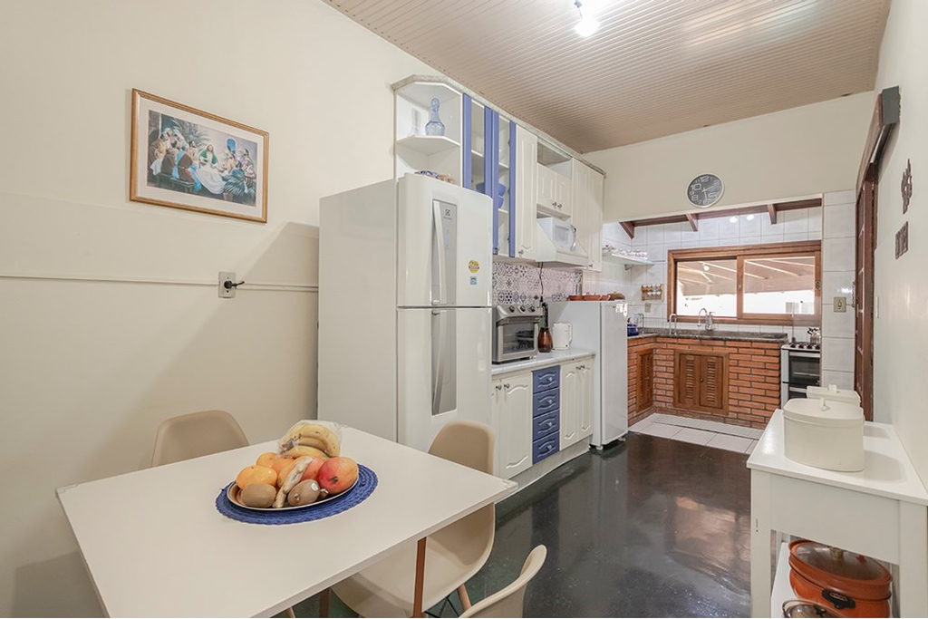 Casa para venda no bairro Passo da Areia em Porto Alegre
