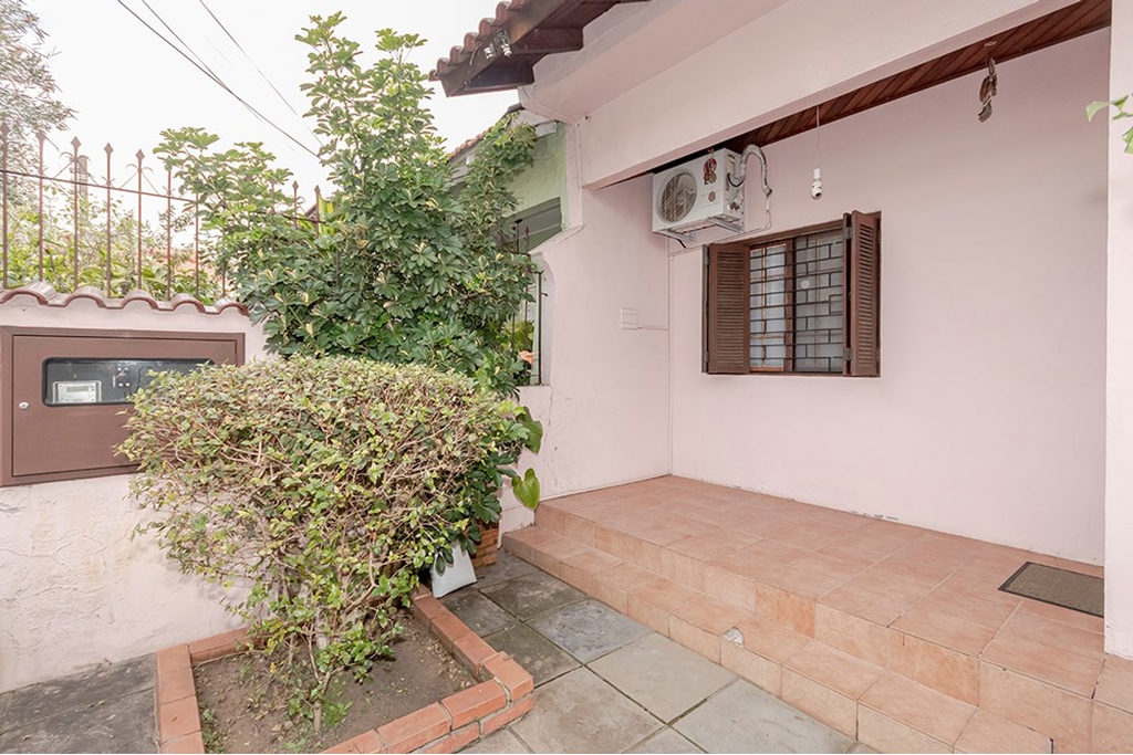 Casa para venda no bairro Passo da Areia em Porto Alegre