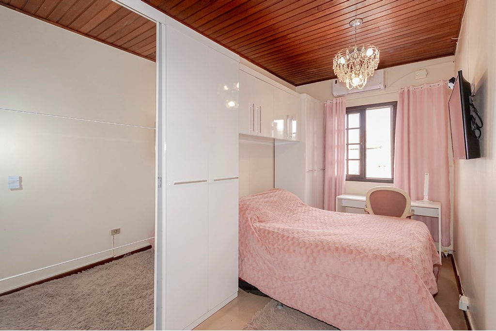 Casa para venda no bairro Passo da Areia em Porto Alegre