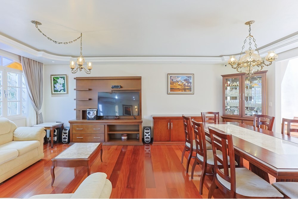 Casa à venda com 4 quartos, 295m² - Foto 1