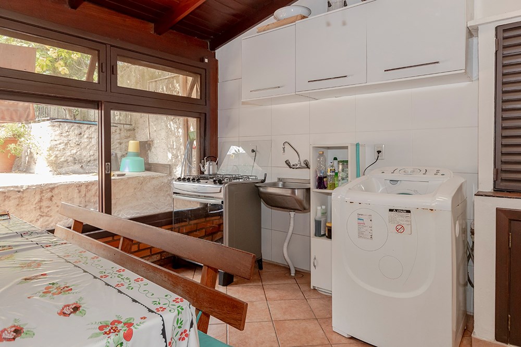 Casa para venda no bairro Jardim Itu Sabará em Porto Alegre