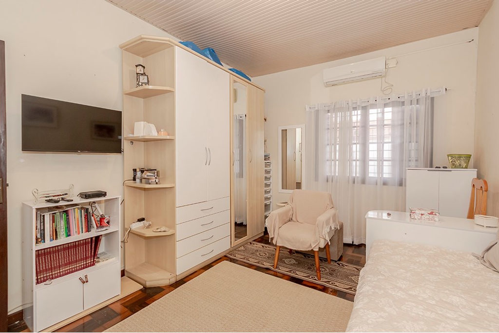Casa para venda no bairro Passo da Areia em Porto Alegre