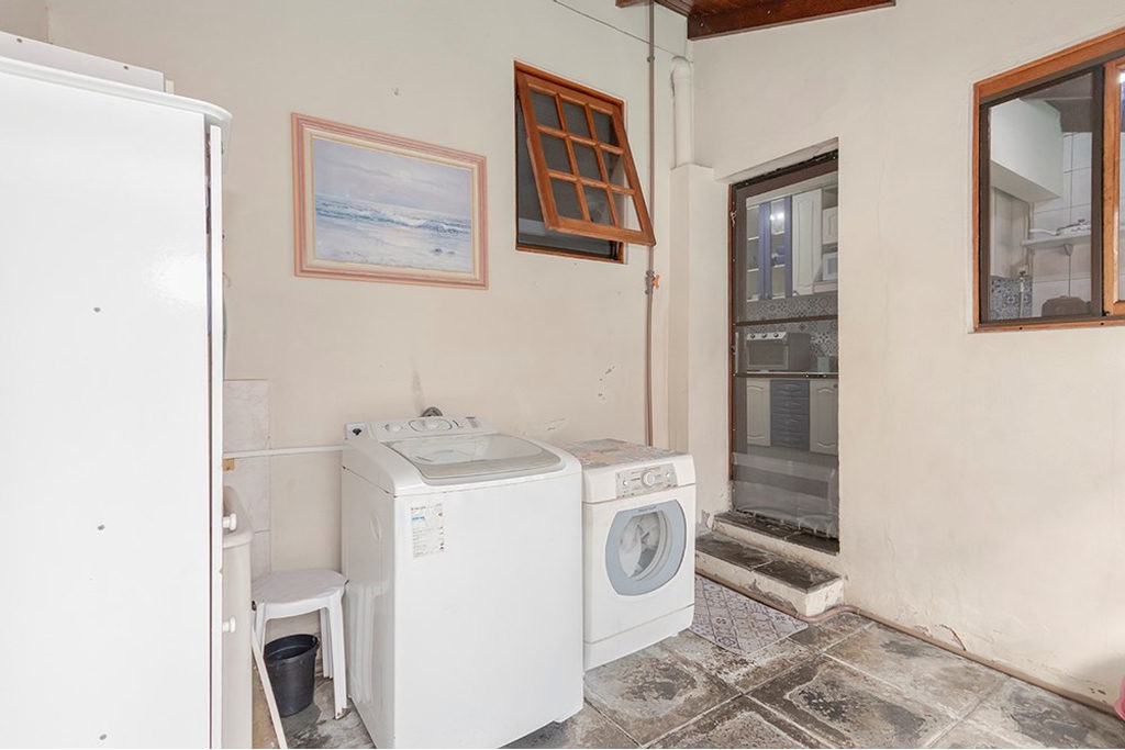 Casa para venda no bairro Passo da Areia em Porto Alegre