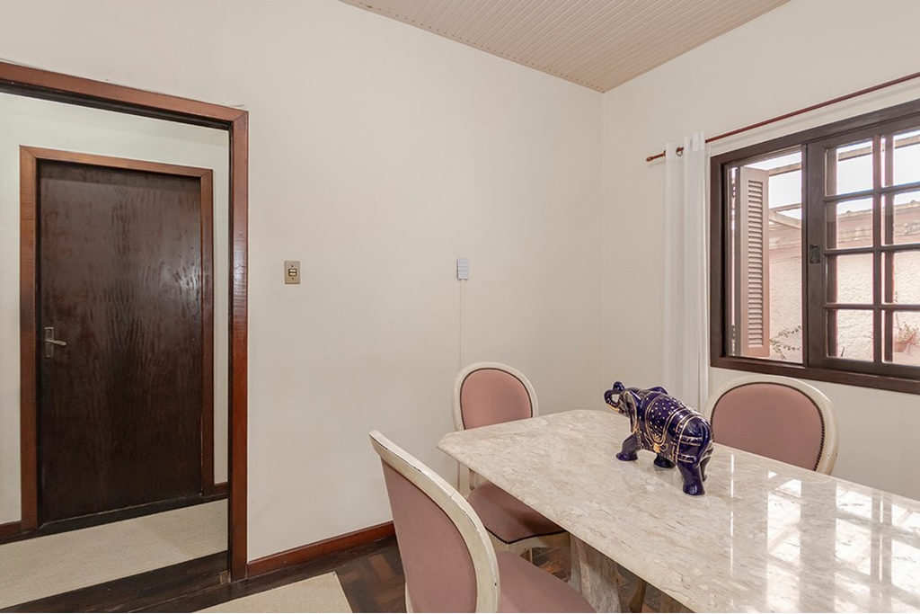 Casa para venda no bairro Passo da Areia em Porto Alegre