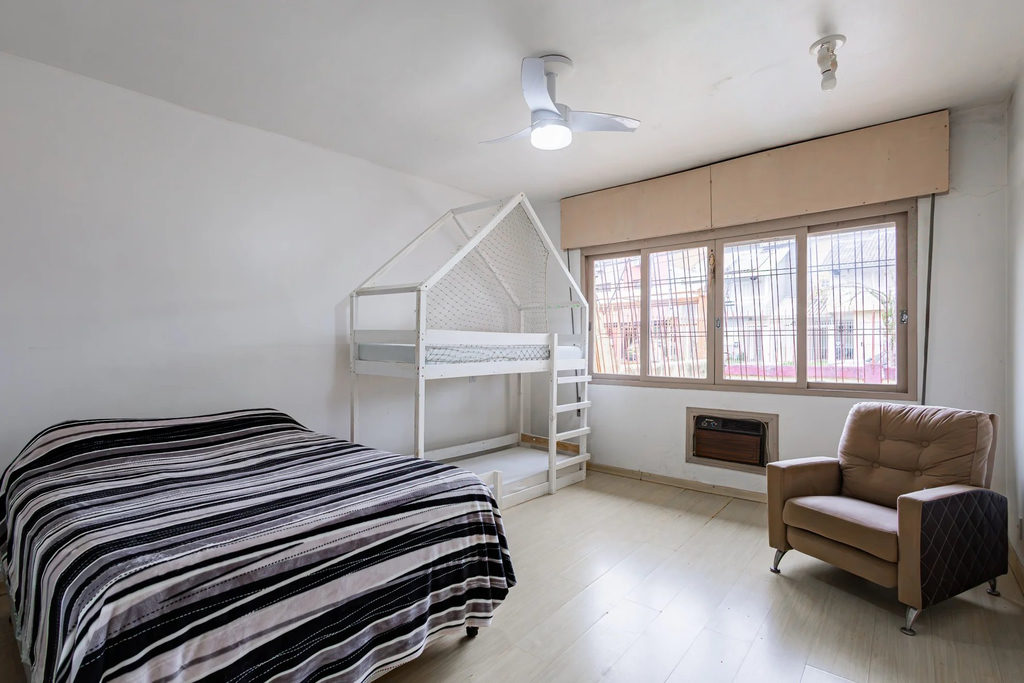 Casa para venda no bairro Partenon em Porto Alegre