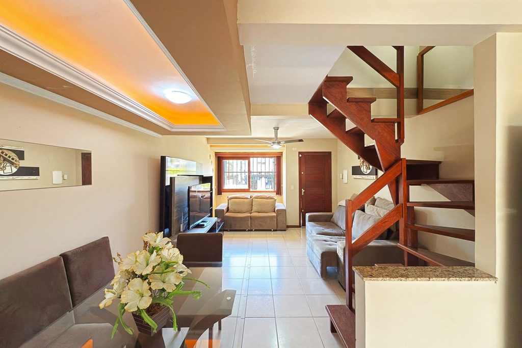 Casa para venda no bairro Guarujá em Porto Alegre