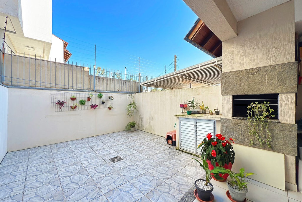Casa para venda no bairro Guarujá em Porto Alegre