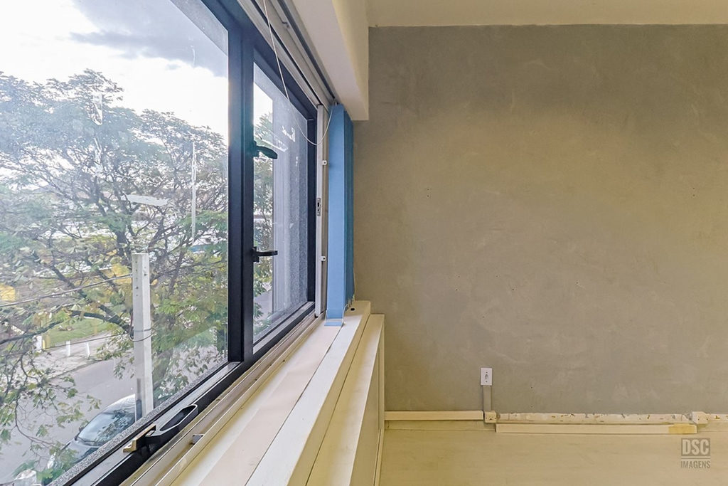 Sala para venda no bairro Passo da Areia em Porto Alegre