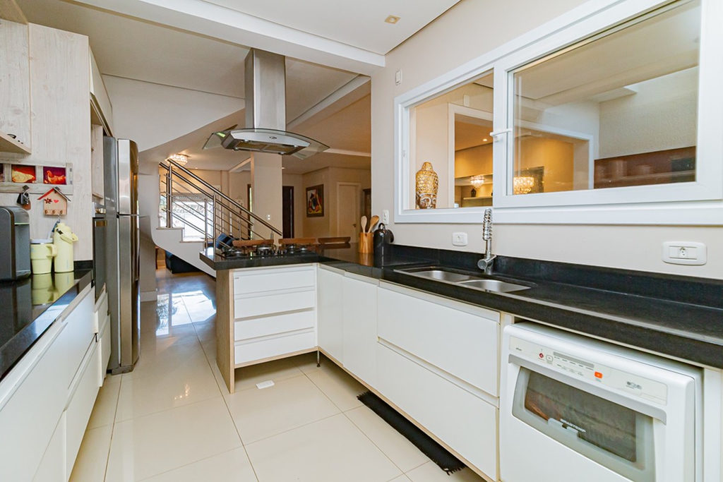 Casa para venda no bairro Guarujá em Porto Alegre