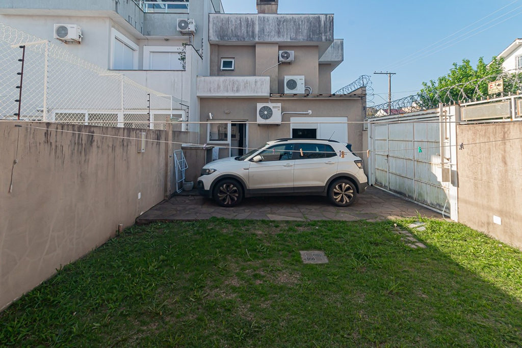 Casa para venda no bairro Guarujá em Porto Alegre