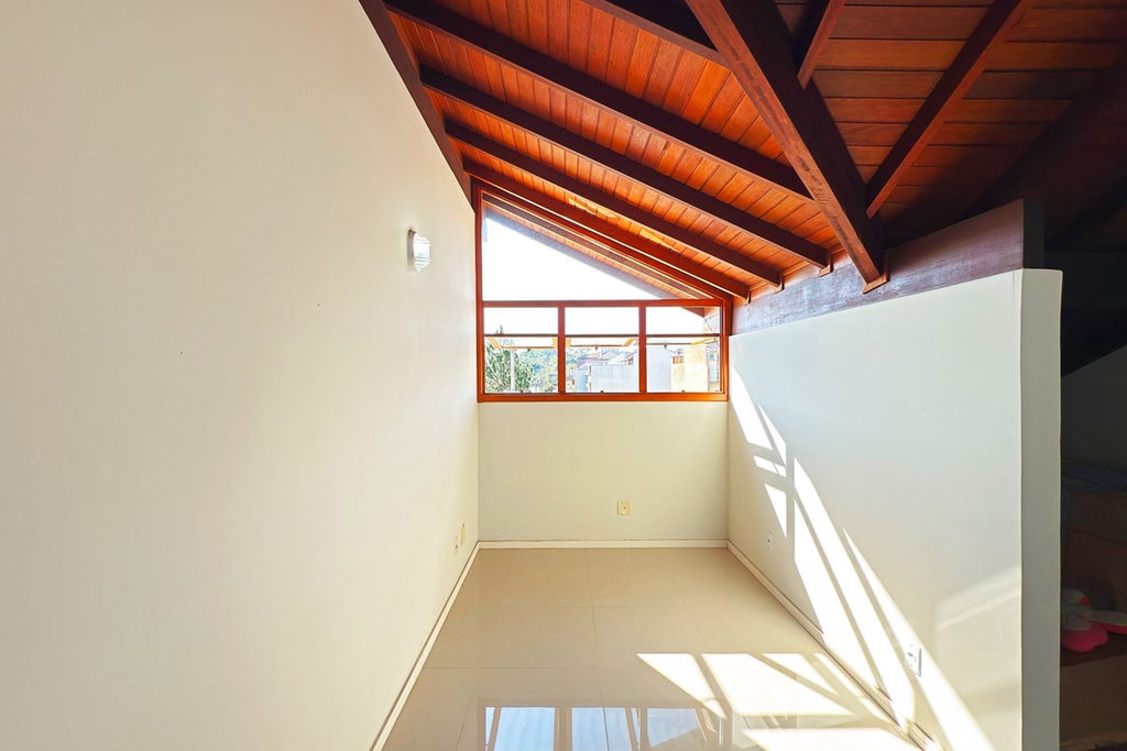 Casa para venda no bairro Guarujá em Porto Alegre