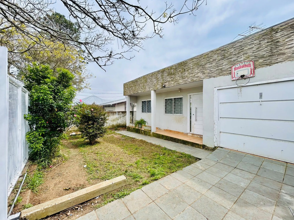 Casa para venda no bairro Vila Nova em Porto Alegre