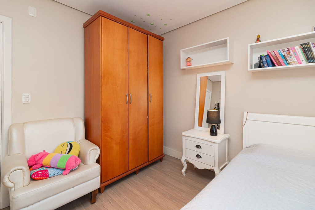 Casa para venda no bairro Guarujá em Porto Alegre