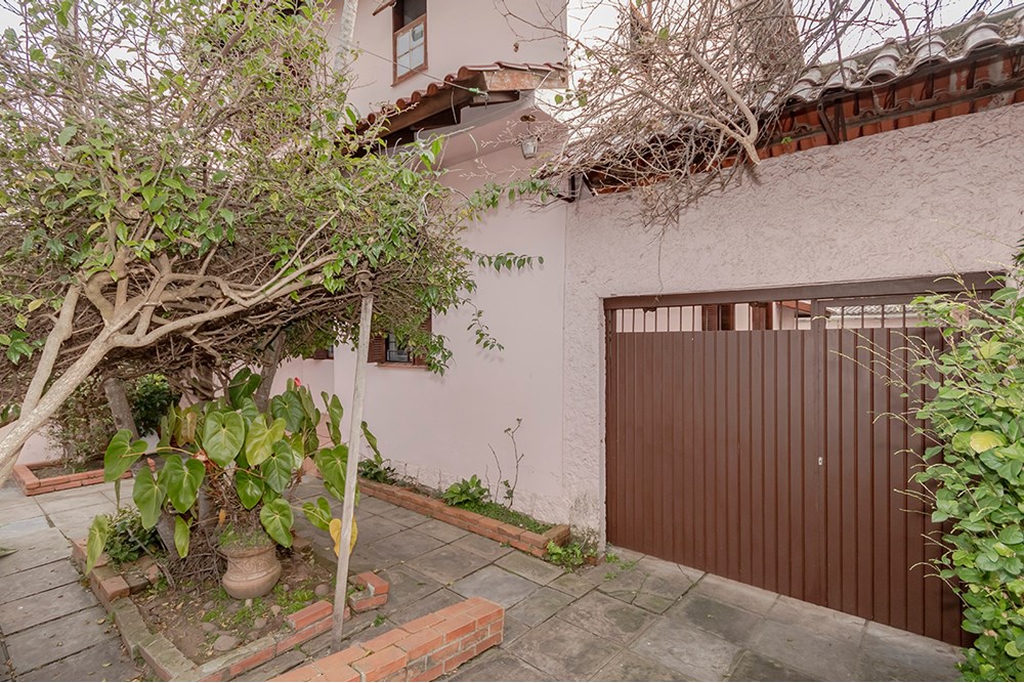 Casa para venda no bairro Passo da Areia em Porto Alegre