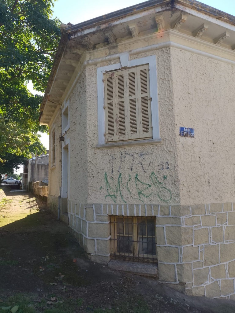 Casa para venda no bairro Santo Antônio em Porto Alegre