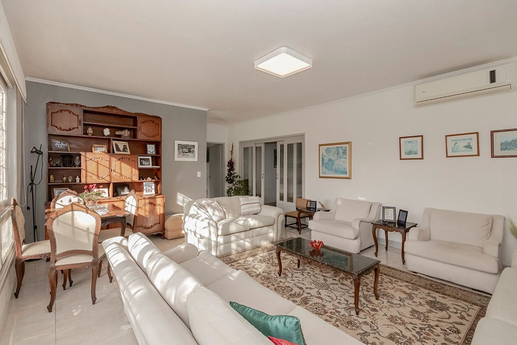 Casa para venda no bairro Três Figueiras em Porto Alegre