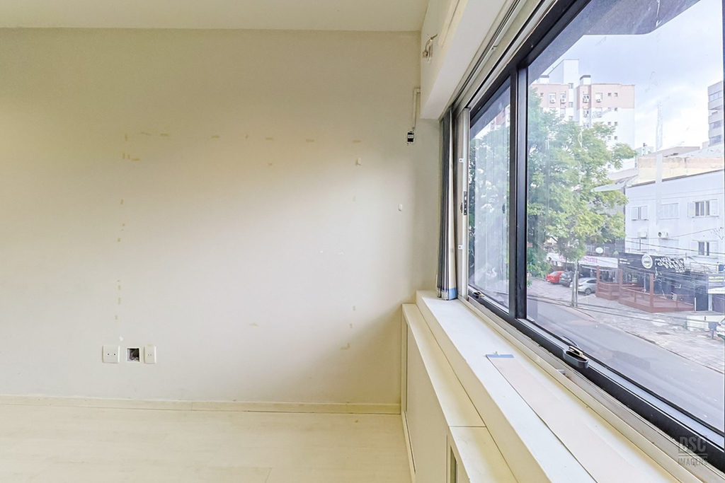 Sala para venda no bairro Passo da Areia em Porto Alegre