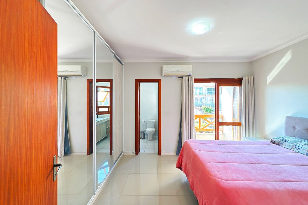 Casa para venda no bairro Guarujá em Porto Alegre