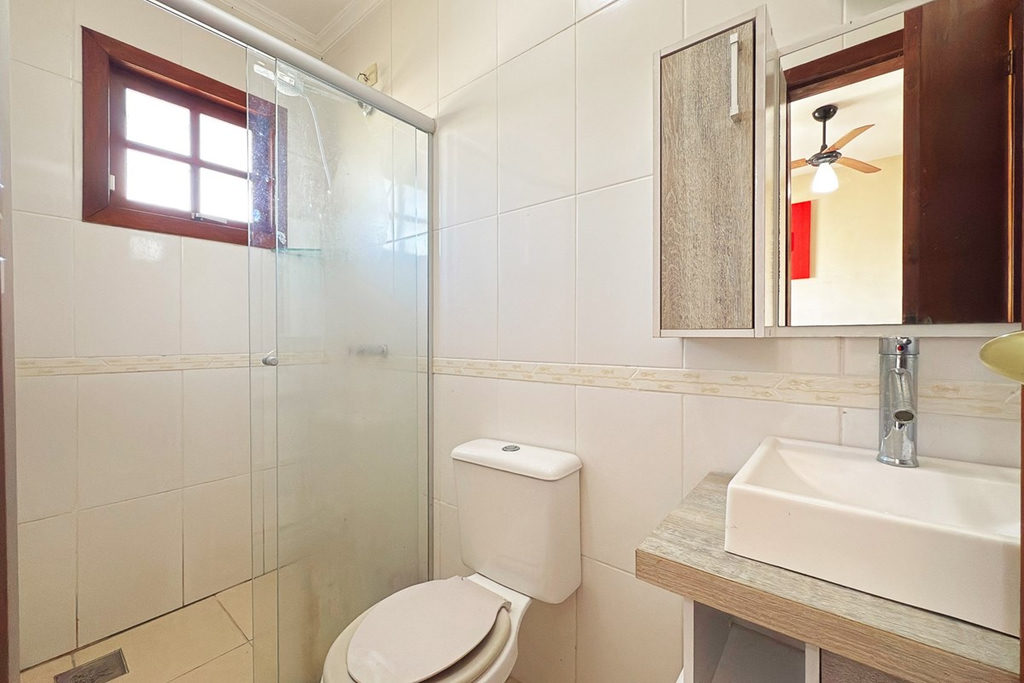 Casa para venda no bairro Guarujá em Porto Alegre