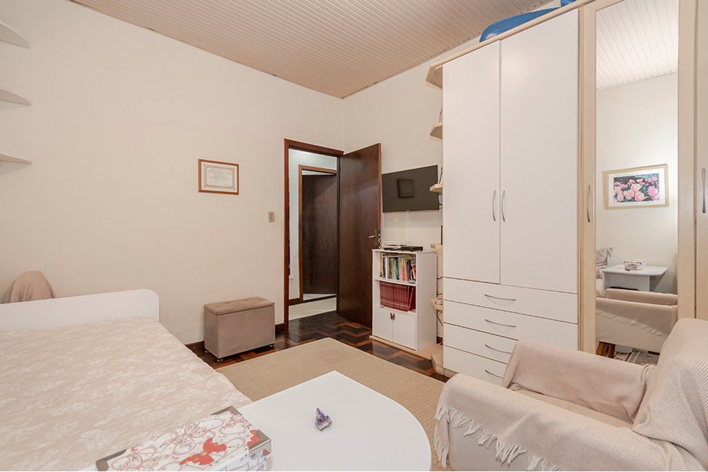 Casa para venda no bairro Passo da Areia em Porto Alegre