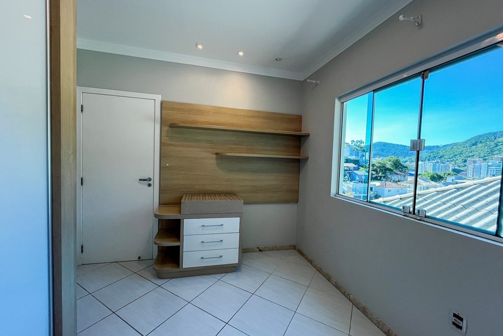 Casa de 4 quartos, 221m² no bairro Itacorubi, em Florianópolis | Eu Corretor
