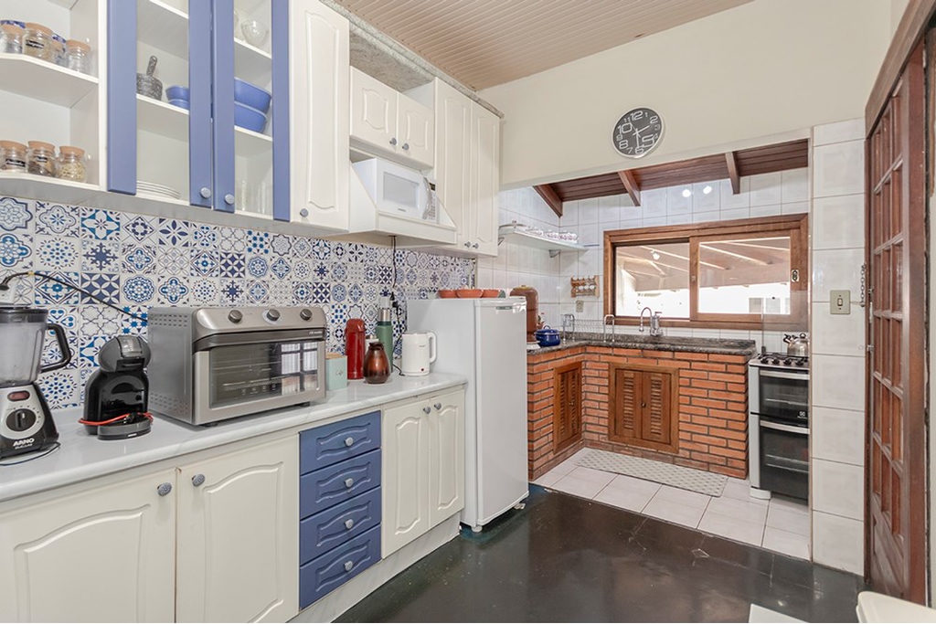 Casa para venda no bairro Passo da Areia em Porto Alegre