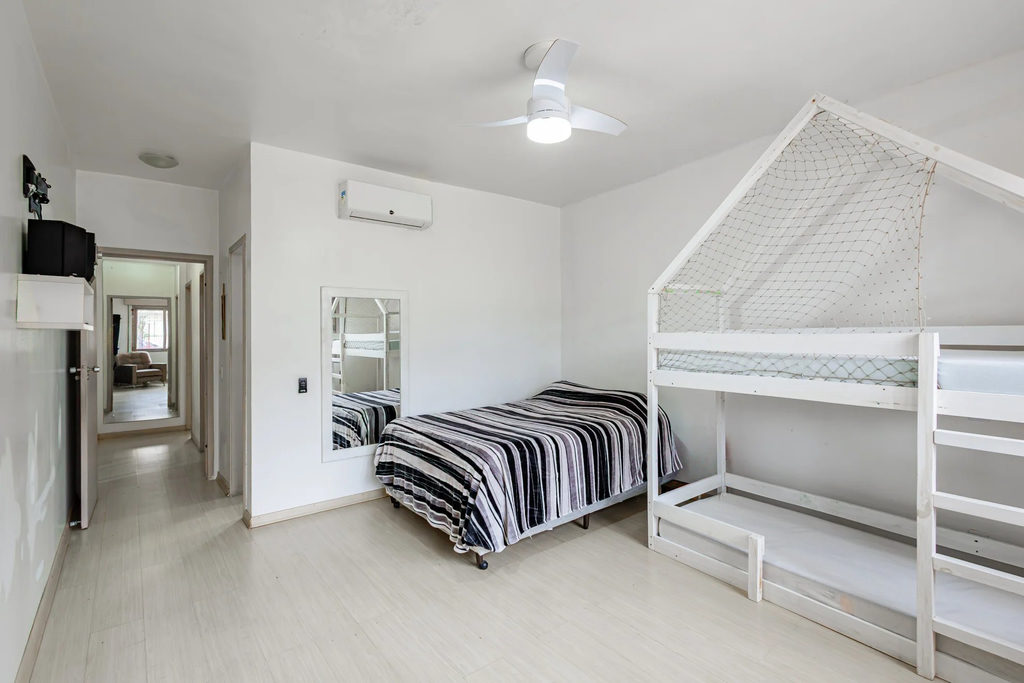 Casa para venda no bairro Partenon em Porto Alegre