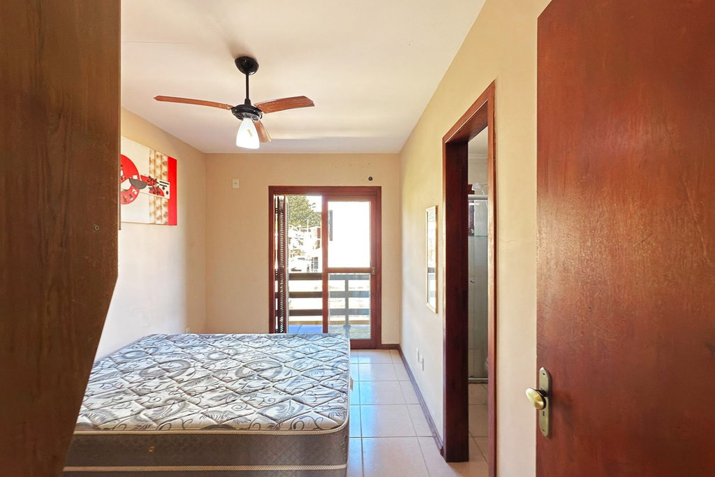Casa para venda no bairro Guarujá em Porto Alegre