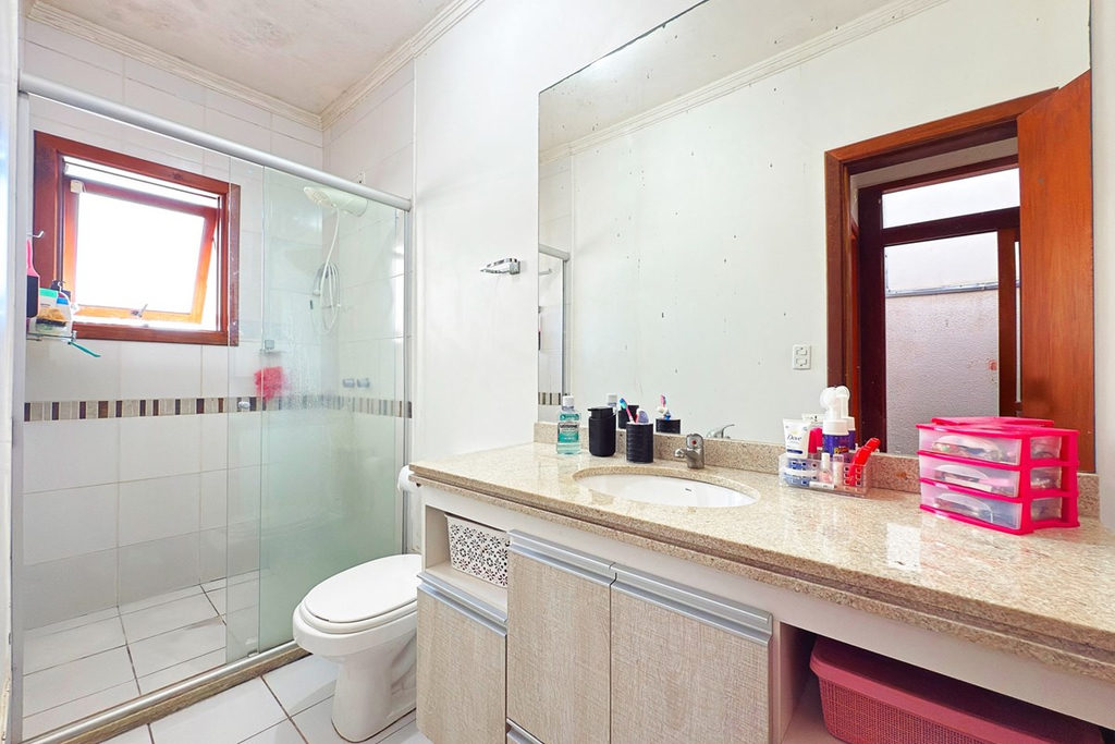 Casa para venda no bairro Guarujá em Porto Alegre