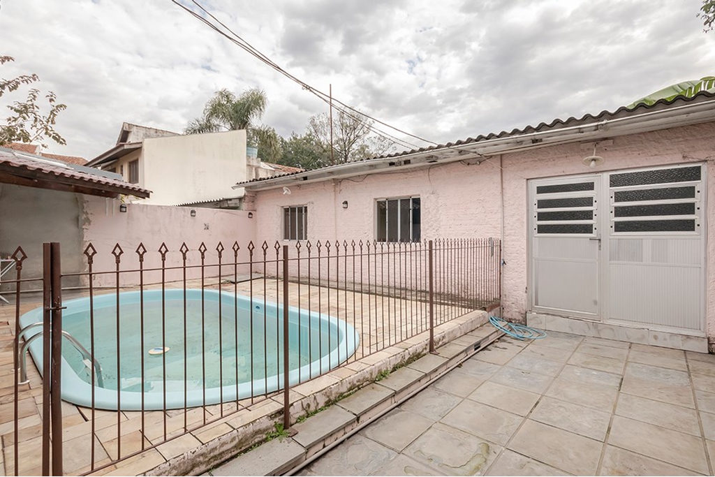 Casa para venda no bairro Passo da Areia em Porto Alegre