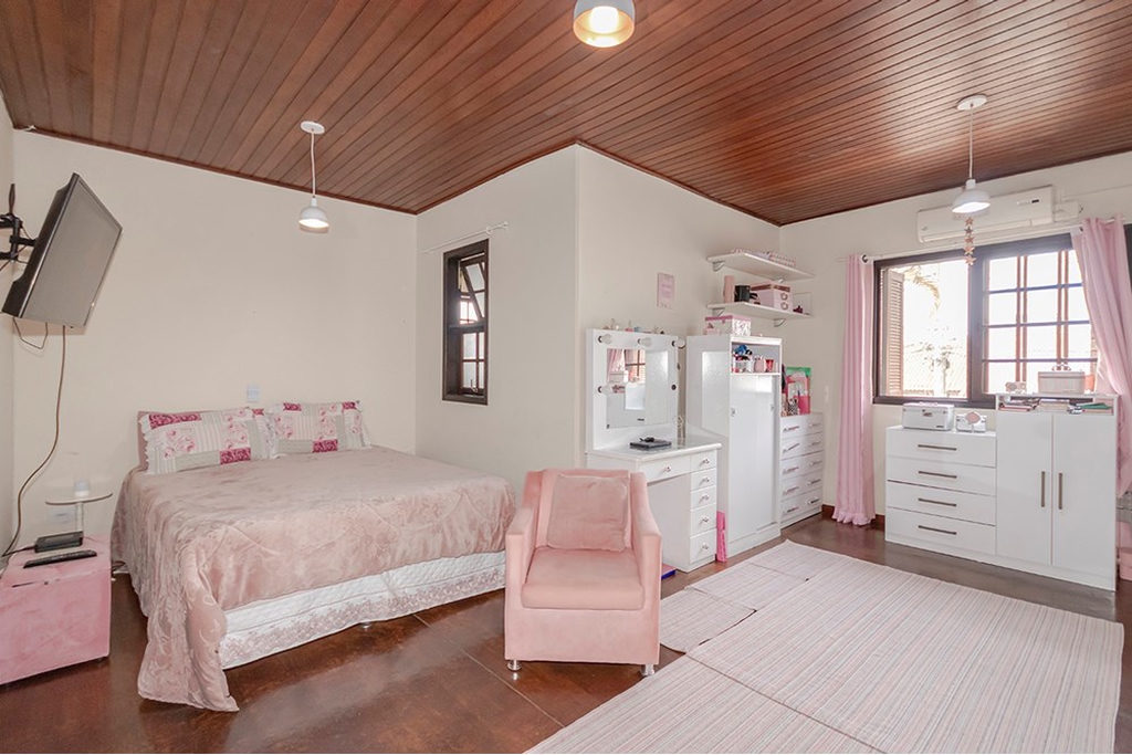 Casa para venda no bairro Passo da Areia em Porto Alegre