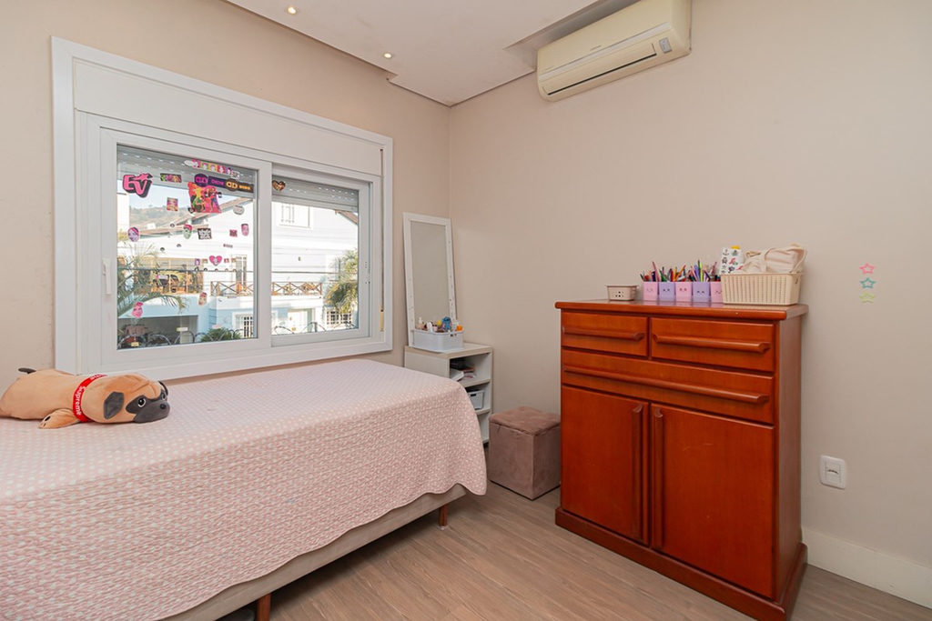 Casa para venda no bairro Guarujá em Porto Alegre