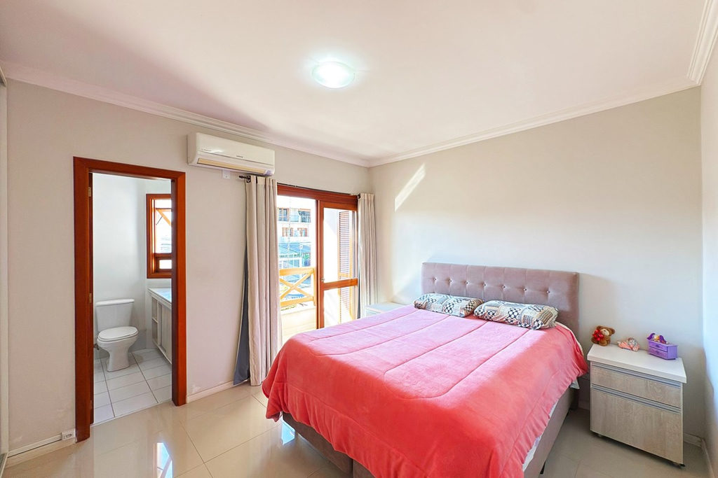 Casa para venda no bairro Guarujá em Porto Alegre