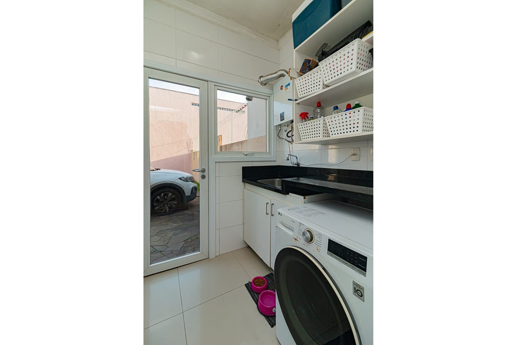 Casa para venda no bairro Guarujá em Porto Alegre