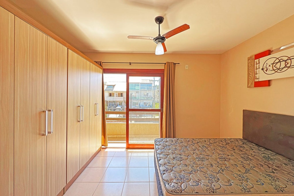 Casa para venda no bairro Guarujá em Porto Alegre