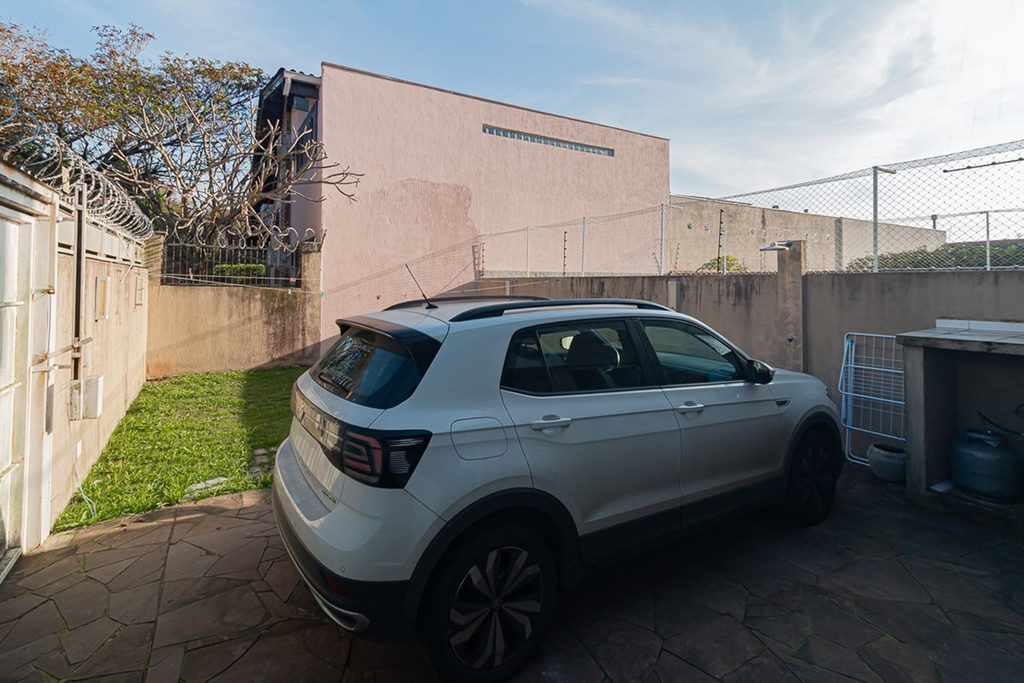 Casa para venda no bairro Guarujá em Porto Alegre