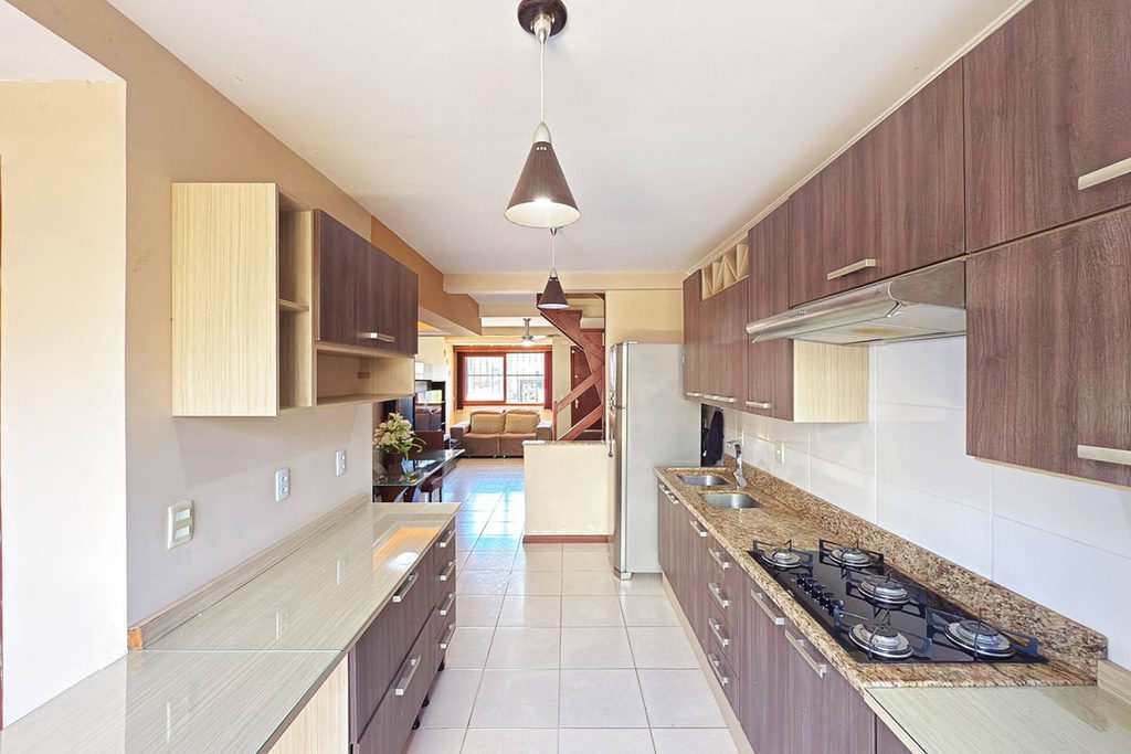 Casa para venda no bairro Guarujá em Porto Alegre