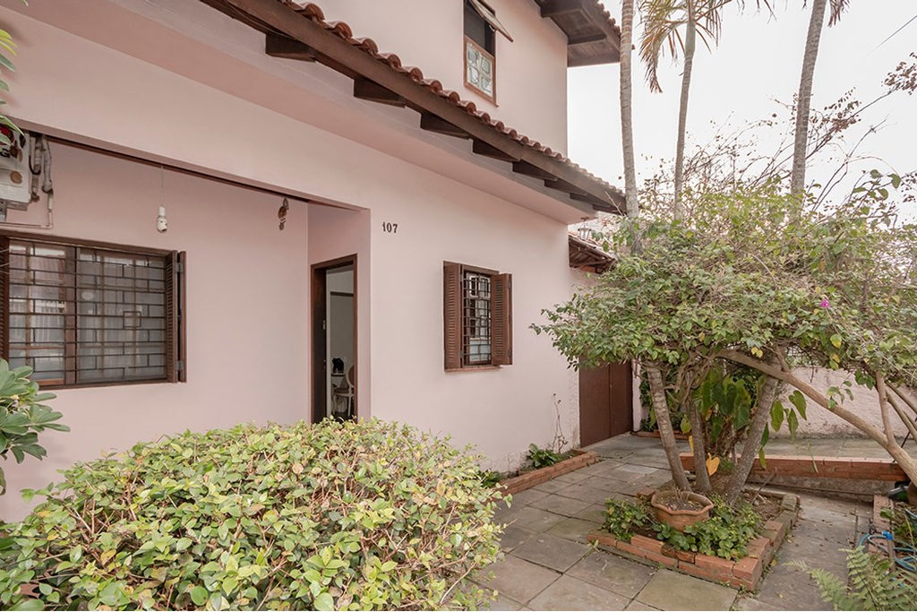 Casa para venda no bairro Passo da Areia em Porto Alegre
