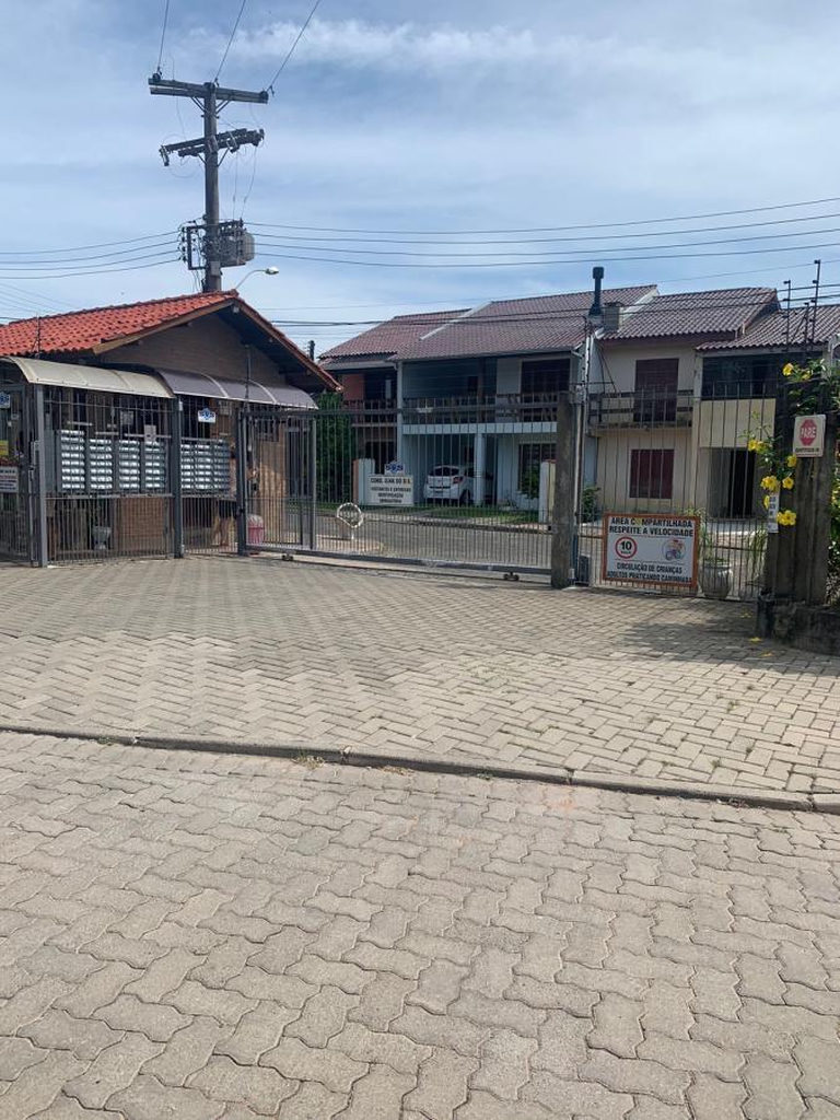 Casa para venda no bairro Guarujá em Porto Alegre