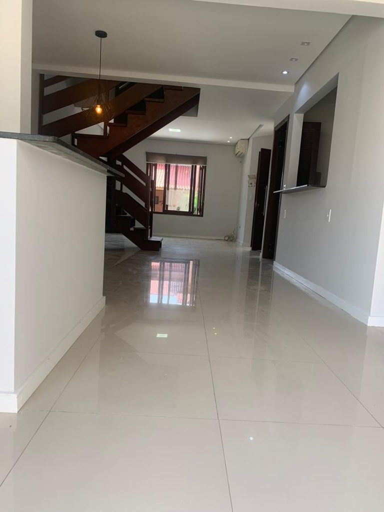 Casa para venda no bairro Guarujá em Porto Alegre