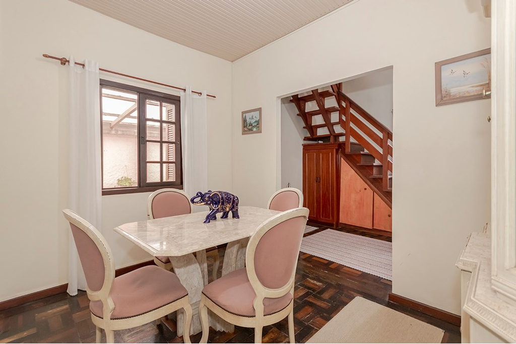 Casa para venda no bairro Passo da Areia em Porto Alegre