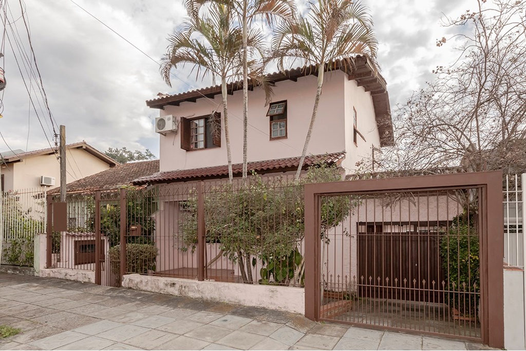 Casa para venda no bairro Passo da Areia em Porto Alegre