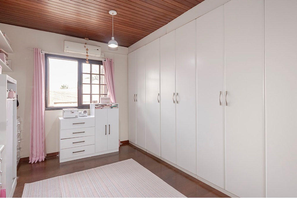 Casa para venda no bairro Passo da Areia em Porto Alegre
