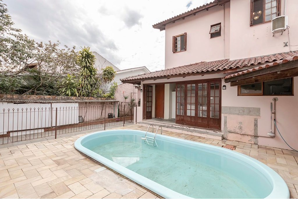 Casa para venda no bairro Passo da Areia em Porto Alegre