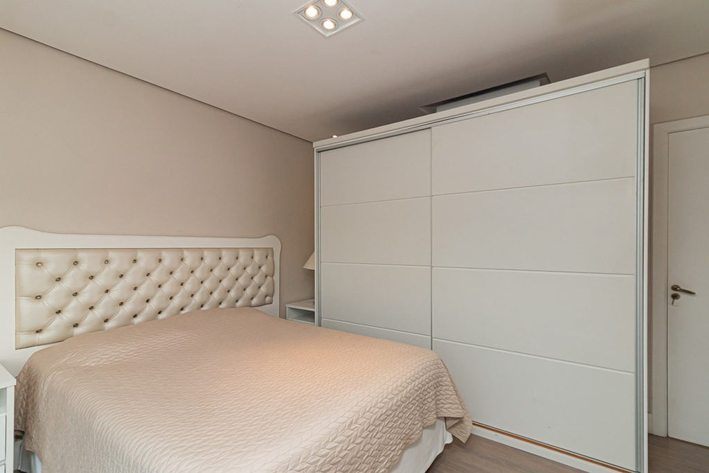 Casa para venda no bairro Guarujá em Porto Alegre
