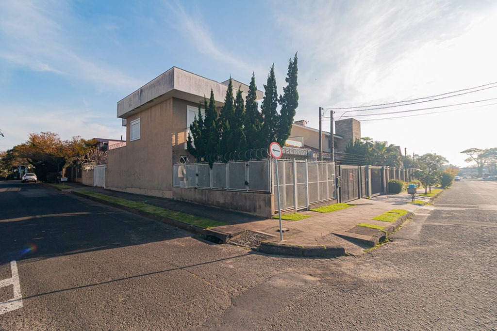 Casa para venda no bairro Guarujá em Porto Alegre