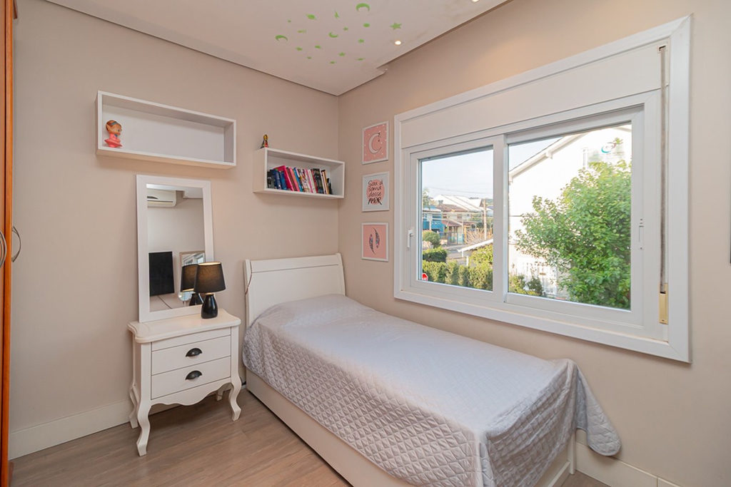 Casa para venda no bairro Guarujá em Porto Alegre