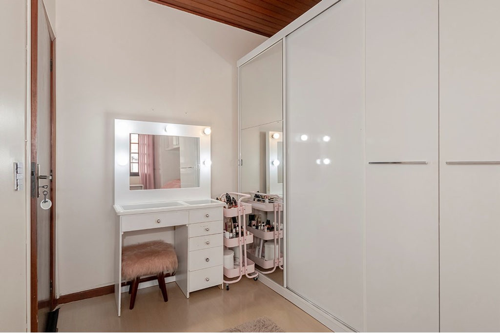Casa para venda no bairro Passo da Areia em Porto Alegre